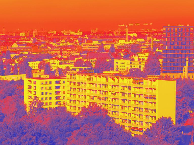 Das Bild zeigt die Skyline des Hansaviertels in Berlin mit vielen Mehrfamilienwohnungen. Über dem gesamten Bild liegt ein Infrarotfilter – der gesamte Himmel ist tieforange. 
