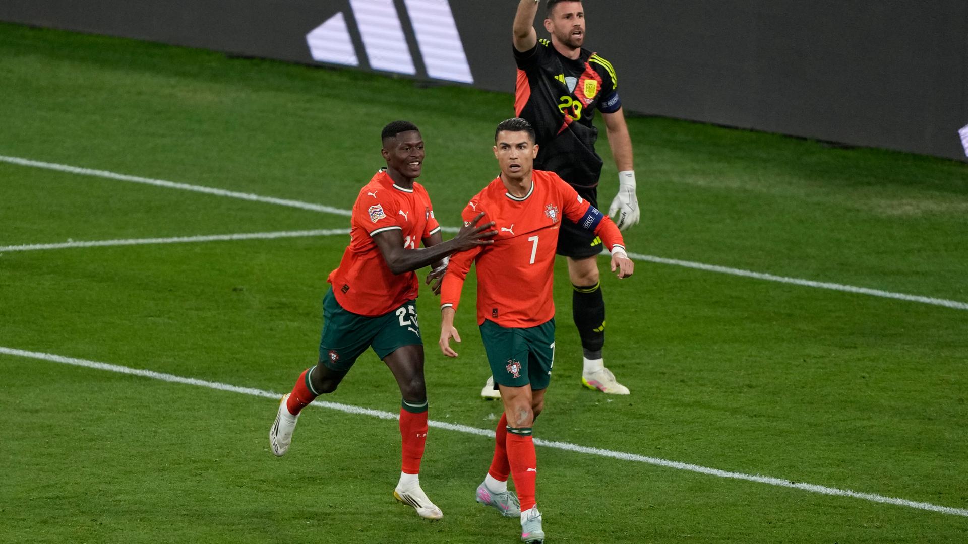 Nuno Mendes (links) erzielte den ersten Treffer für Portugal im Endspiel der Fußball-Nations League gegen Spanien
Nuno Mendes (links) erzielte den ersten Treffer für Portugal im Endspiel der Fußball-Nations League gegen Spanien