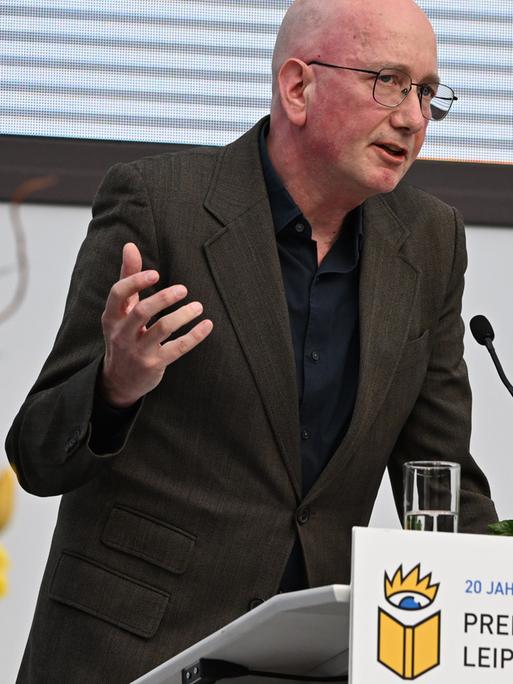 Tom Holert, Autor von "ca. 1972  Gewalt – Umwelt – Identität – Methode", steht nach der Verleihung des Preises in der Sparte Sachbuch/Essayistik beim Preis der Leipziger Buchmesse am Rednerpult.