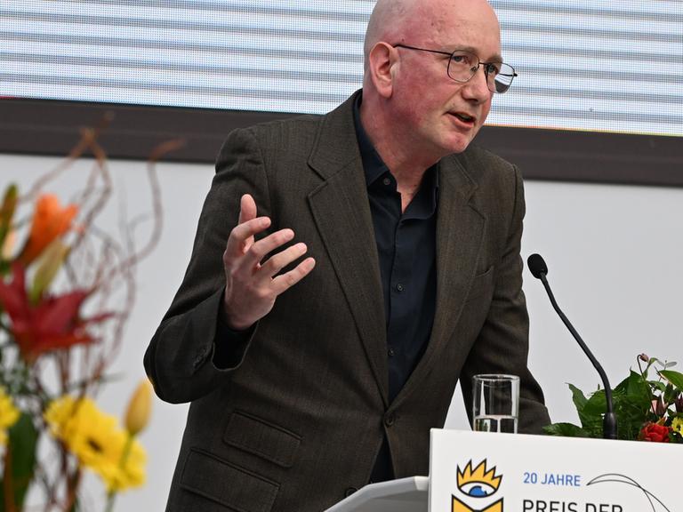 Tom Holert, Autor von "ca. 1972  Gewalt – Umwelt – Identität – Methode", steht nach der Verleihung des Preises in der Sparte Sachbuch/Essayistik beim Preis der Leipziger Buchmesse am Rednerpult.