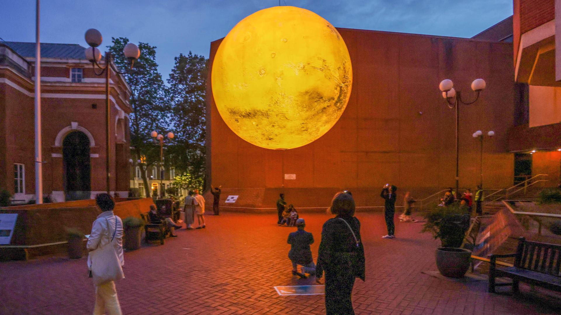 Die sieben Meter große Mars-Installation des britischen Künstlers Luke Jerram - hier bei der Ausstellung in London (Archivbild vom 13. August 2023).