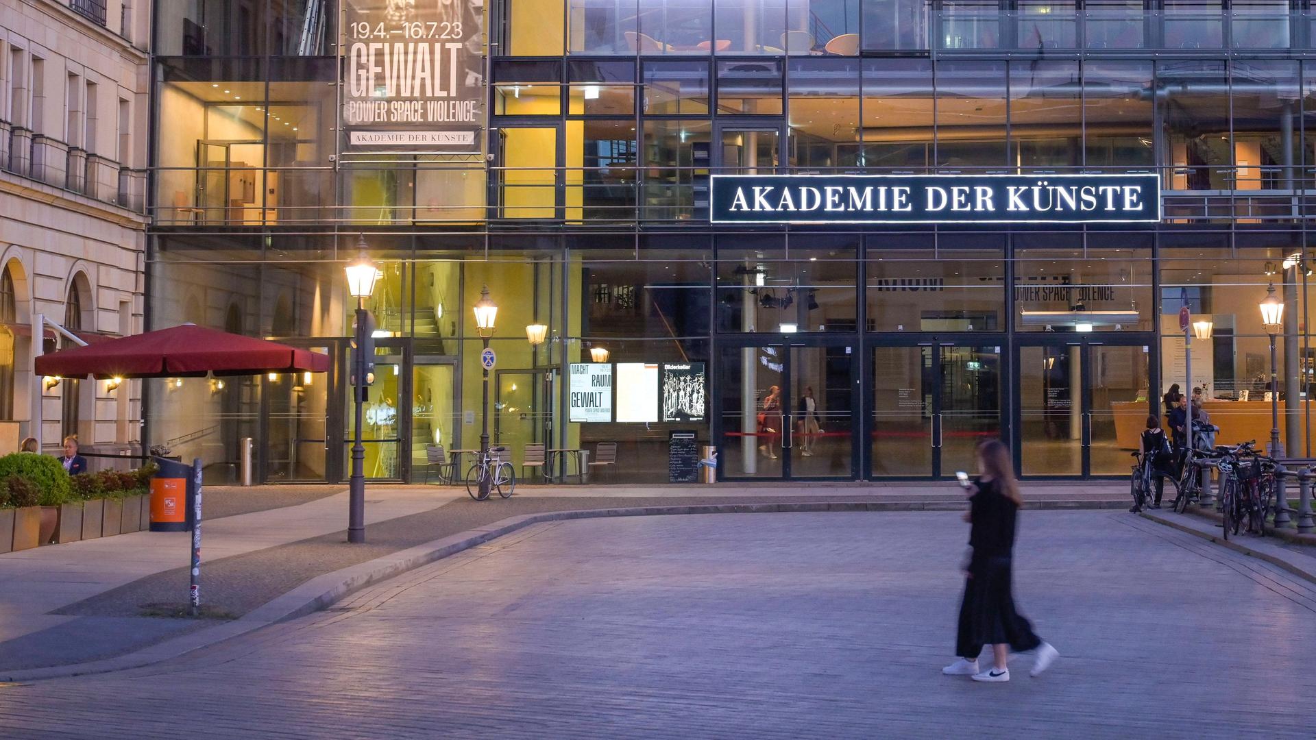 Akademie der Künste am Pariser Platz in Berlin Mitte, fotografiert in der Dämmerung.