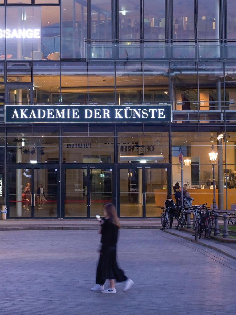 Akademie der Künste am Pariser Platz in Berlin Mitte, fotografiert in der Dämmerung.