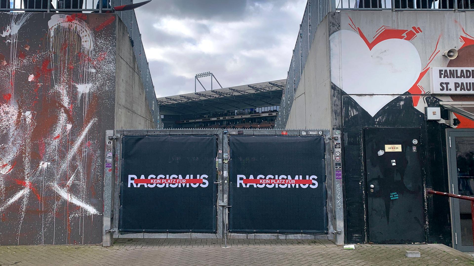 Das Wort "Rassismus" steht durchgestrichen am Stadion des FC St. Pauli.