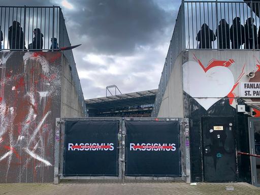 Das Wort "Rassismus" steht durchgestrichen am Stadion des FC St. Pauli.