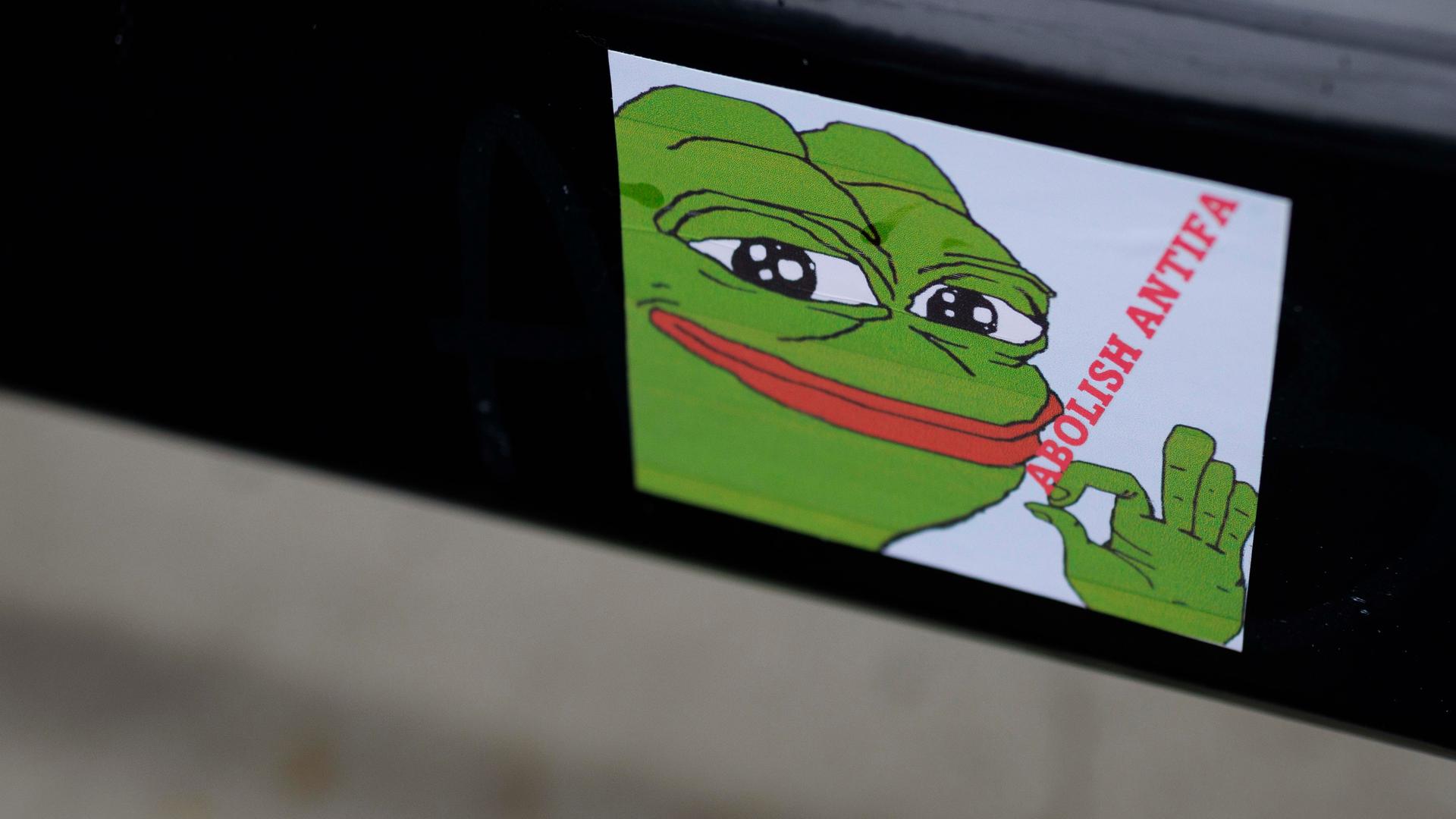 Ein Sticker zeigt das rechte Internetmeme 'Pepe the Frog' und die Aufschrift "Abolish Antifa" Ein Sticker zeigt das rechte Internetmeme 'Pepe the Frog' und die Aufschrift "Abolish Antifa"