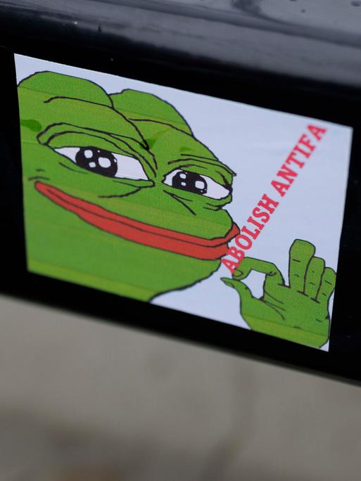 Ein Sticker zeigt das rechte Internetmeme 'Pepe the Frog' und die Aufschrift "Abolish Antifa"