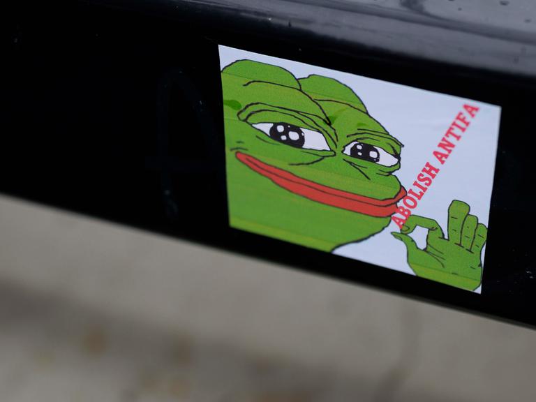 Ein Sticker zeigt das rechte Internetmeme 'Pepe the Frog' und die Aufschrift "Abolish Antifa"