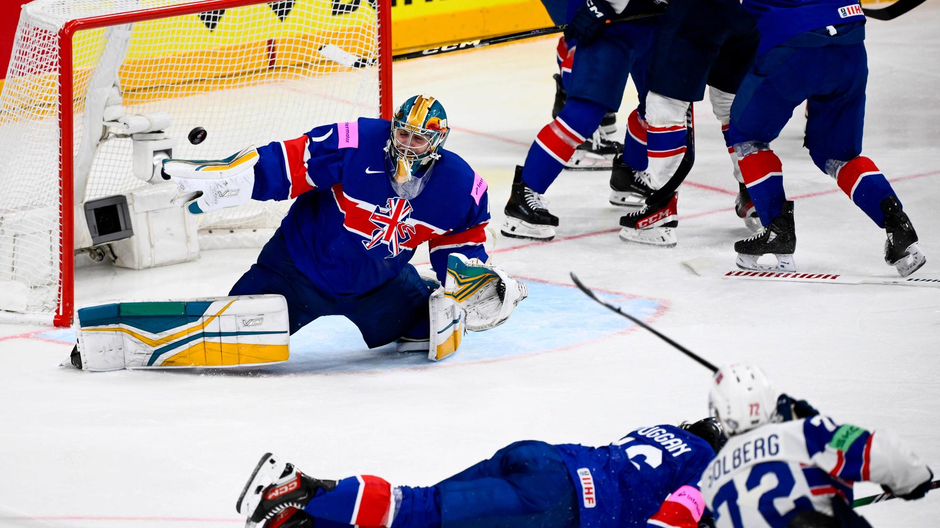 Großbritanniens Torhüter Jackson Whistle im Spiel gegen Norwegen. Der Puck fliegt an ihm vorbei ins Tor. 
