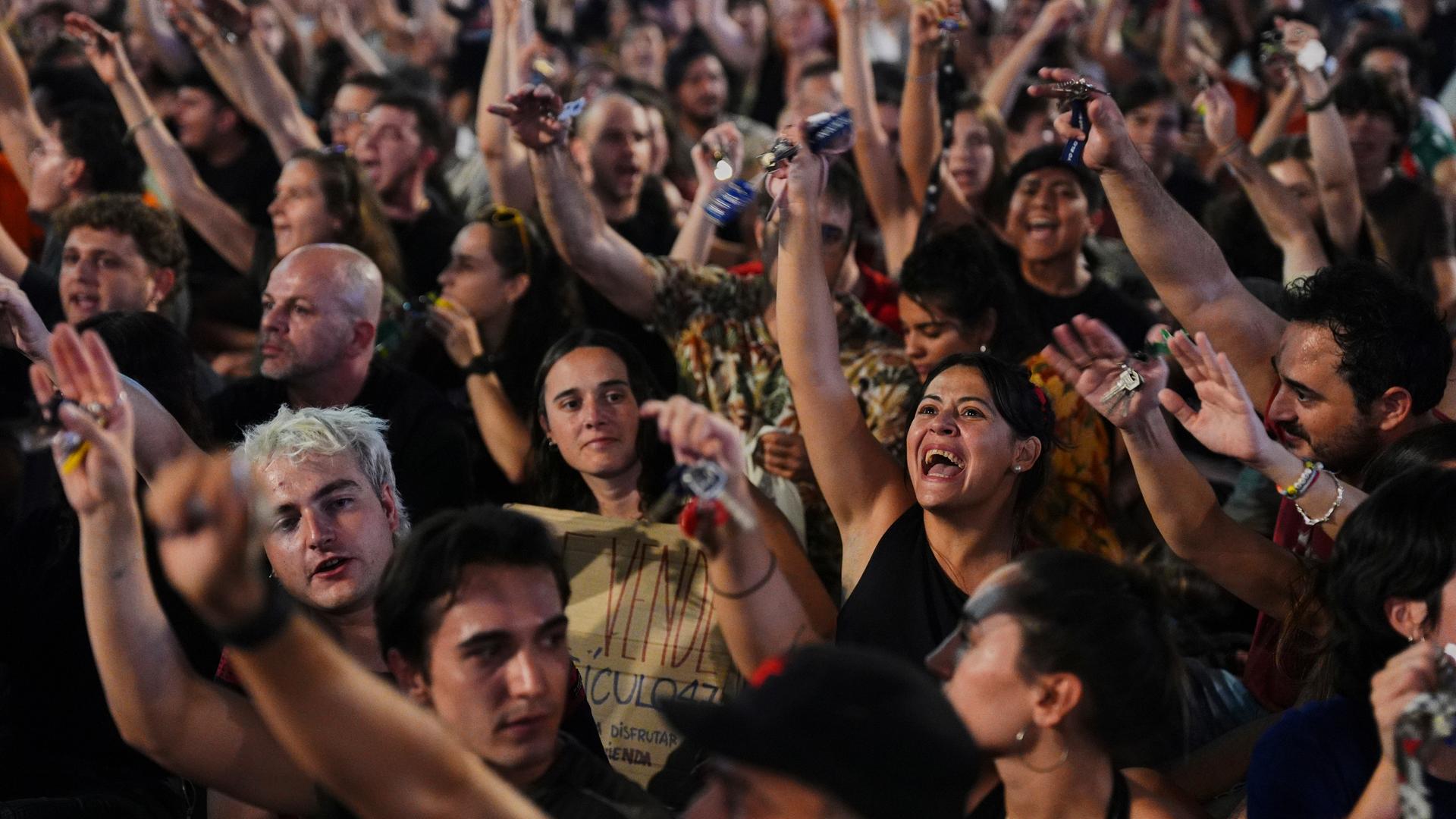 Viele Menschen stehen in Madrid nebeneinander und demonstrieren. Viele Menschen stehen in Madrid nebeneinander und demonstrieren.