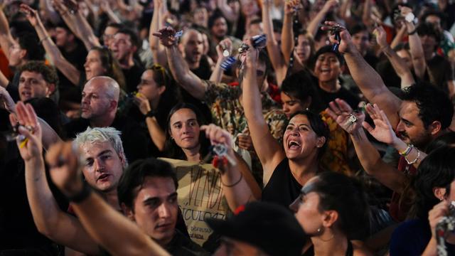 Viele Menschen stehen in Madrid nebeneinander und demonstrieren.
