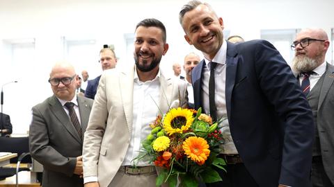 AfD-Spitzenvertreter gratulieren Tobias Rausch zur Wahl zum Landtagspräsidenten während der konstituierenden Sitzung des Landtags von Sachsen-Anhalt. Rausch und Siegmund (Mitte) halten einen gelben Blumenstrauß.
