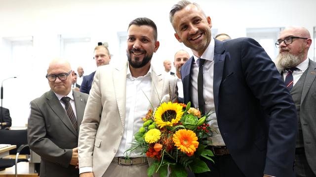 AfD-Spitzenvertreter gratulieren Tobias Rausch zur Wahl zum Landtagspräsidenten während der konstituierenden Sitzung des Landtags von Sachsen-Anhalt. Rausch und Siegmund (Mitte) halten einen gelben Blumenstrauß.