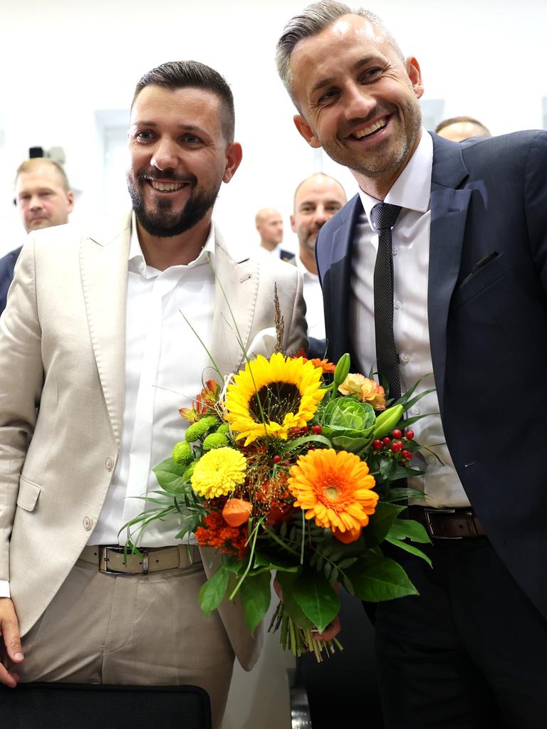 AfD-Spitzenvertreter gratulieren Tobias Rausch zur Wahl zum Landtagspräsidenten während der konstituierenden Sitzung des Landtags von Sachsen-Anhalt. Rausch und Siegmund (Mitte) halten einen gelben Blumenstrauß.