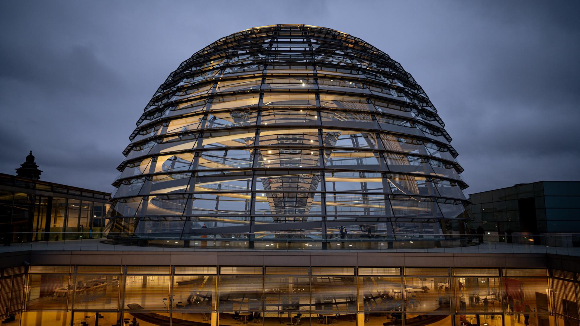 Die Kuppel des Reichstagsgebäudes wird über der Fraktionsebene erleuchtet. 