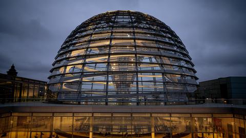 Die Kuppel des Reichstagsgebäudes wird über der Fraktionsebene am Morgen erleuchtet. Nach dem Bruch der Ampel debattiert der Bundestag über das weitere Vorgehen.