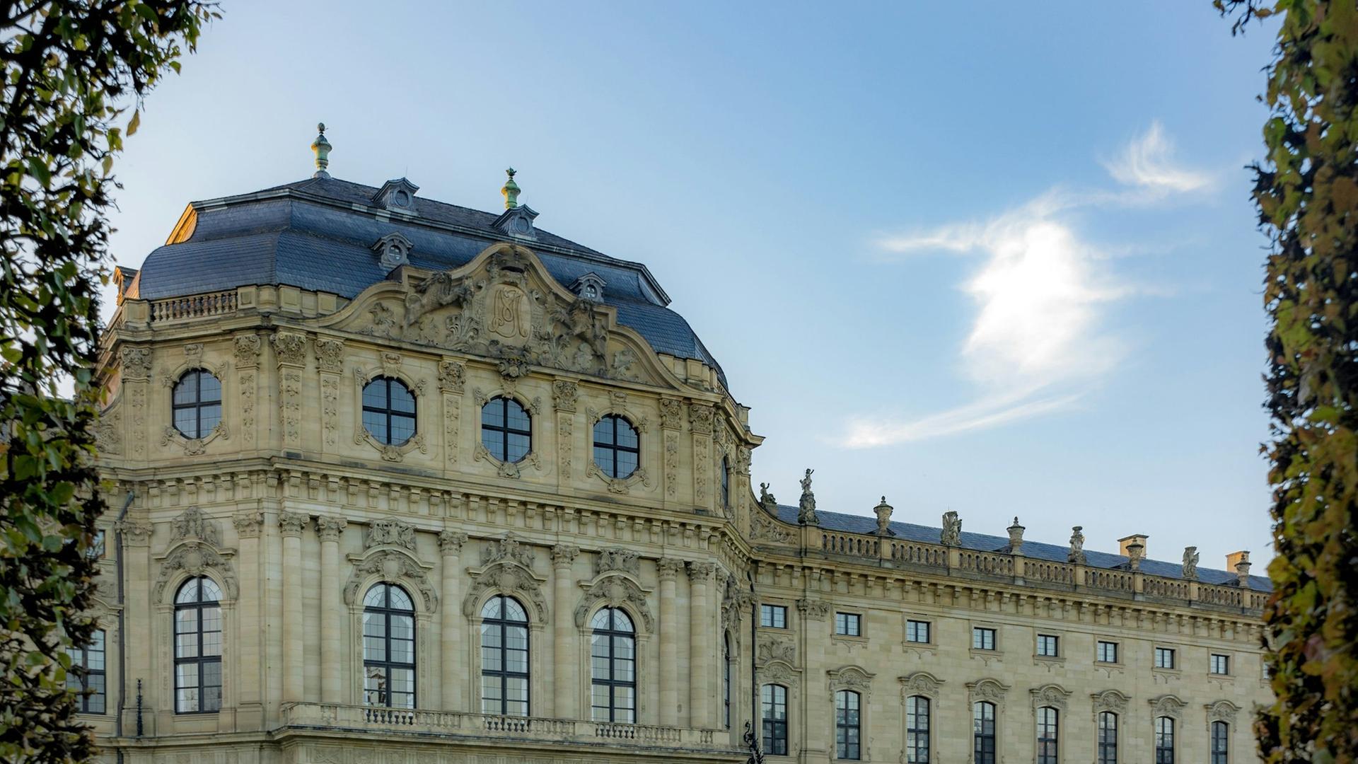Blick durch einen Rosenbogen auf die Garten-Schlossseite der Würzburger Residenz. Blick durch einen Rosenbogen auf die Garten-Schlossseite der Würzburger Residenz.