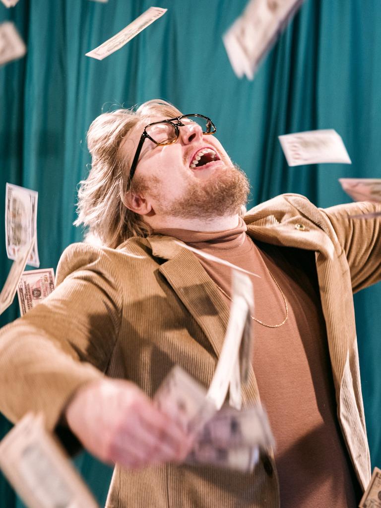 Ein Mann steht inmitten vom Himmel fallender Geldscheine und freut sich.