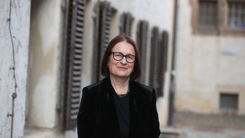 Die russische Bürgerechtlerinund Mitbegründerin von Memoria, Irina Scherbakowa, steht vor der Friedrich Schiller Universität in Jena. Sie ist Mitbegründerin von Memorial. 