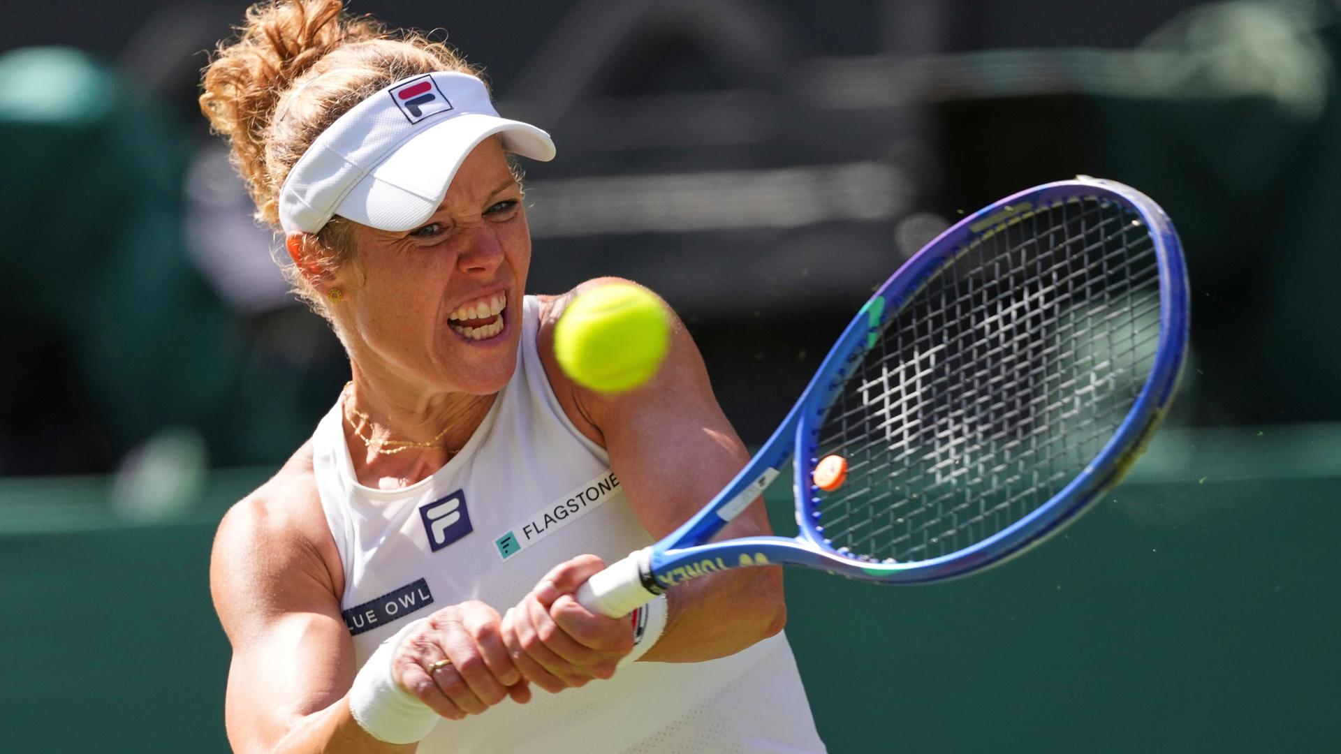 Laura Siegemund hält einen Tennisschläger in der Hand, um den Tennisball zu spielen. Laura Siegemund hält einen Tennisschläger in der Hand, um den Tennisball zu spielen.