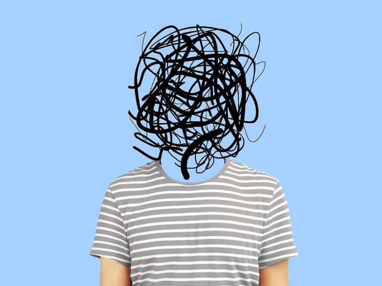 Eine Person in grau-weiss gestreiftem T-Shirt sitzt vor blauem Hintergrund. Statt eines Kopfes sind nur verschlungene schwarze Linien zu sehen, die Verwirrung und Konzentrationsschwäche symbolisieren. 
