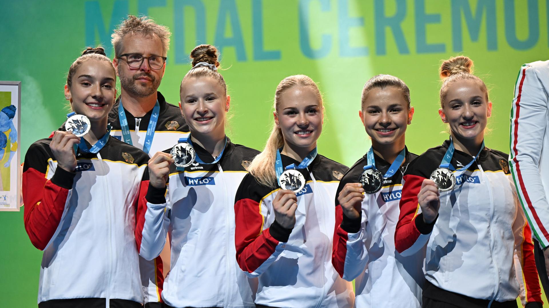 Turnen: Europameisterschaft, Mannschaft, Frauen, Die deutschen Turnerinnen zeigen bei der Siegerehrung ihre Silbermedaille.
