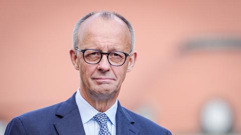 Bundeskanzler Friedrich Merz (CDU), gibt eine Pressekonferenz und schaut ernst. 