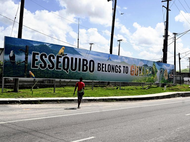 Ein Banner trägt die Aufschrift: "Essequibo gehört zu Guyana".