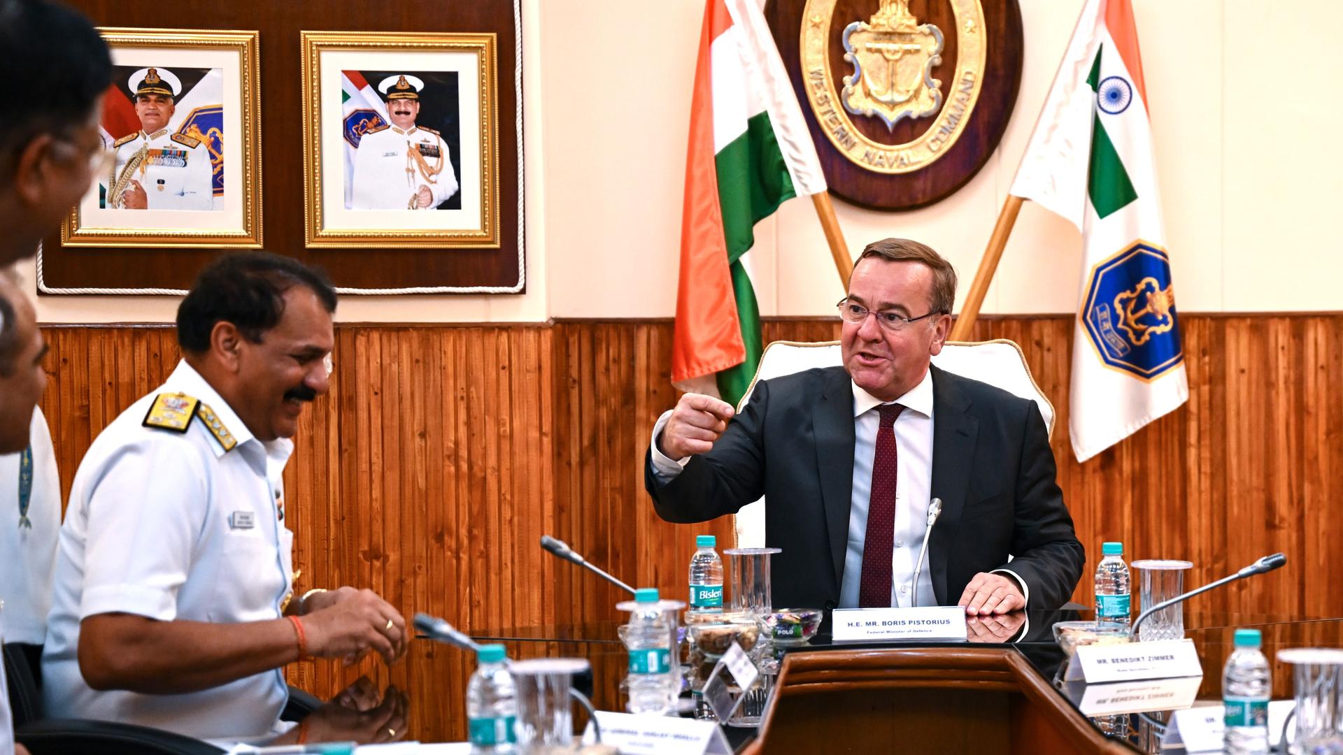 Indien, Mumbai: Boris Pistorius (SPD, r), Bundesminister der Verteidigung, trifft sich mit dem Vize Admiral Dinesh K. Tripathi am Western Naval Command.