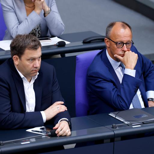 Bundesfinanzminister Lars Klingbeil SPD und Bundeskanzler Friedrich Merz CDU sitzen im Deutschen Bundestages im Reichstagsgebäude in Berlin und schauen nachdenklich