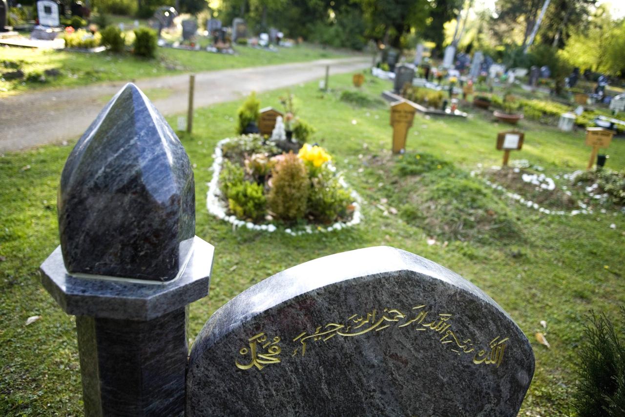 Islamische Gräber auf dem Westfriedhof in Köln-Bocklemünd. Das Gräberfeld ist so ausgerichtet, dass die Toten mit dem Gesicht Richtung Mekka liegen. Das hat zur Folge, dass die Gräber auf dem Westfriedhof nicht parallel sondern diagonal zu den Gehwegen verlaufen.