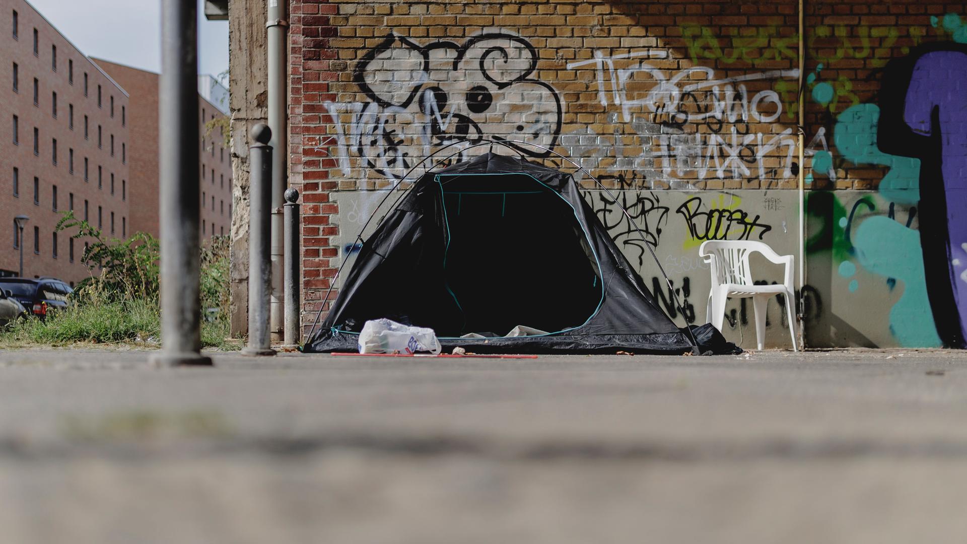 Das Zelt eines Obdachlosen steht unter einer Bruecke. Berlin, 23.08.2024.