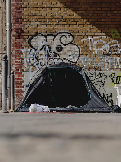 Das Zelt eines Obdachlosen steht unter einer Bruecke. Berlin, 23.08.2024.