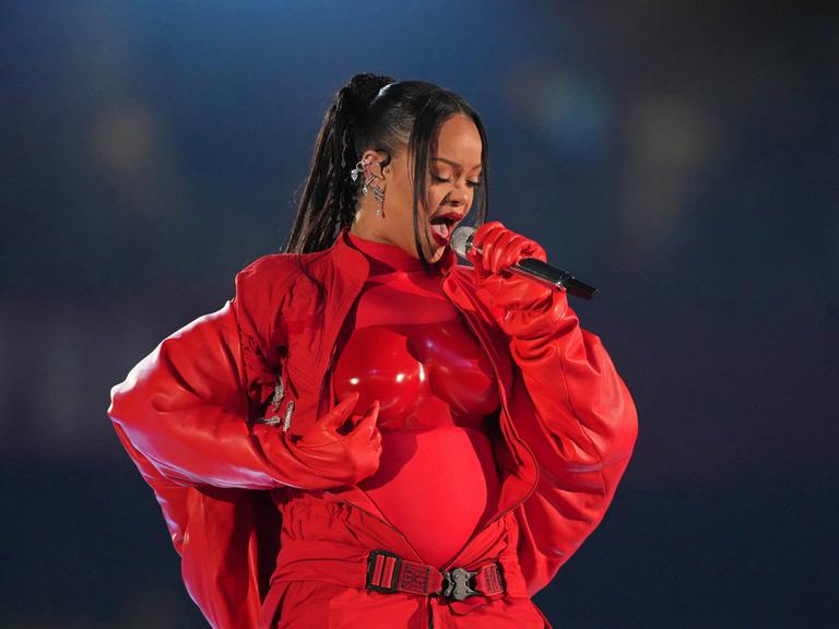 Auftritt der Sängerin und Musikerin Rihanna beim NFL Super Bowl im Jahr 2023