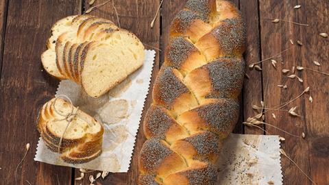 Das traditionelle Hefebrot Challah liegt auf einem Tisch.