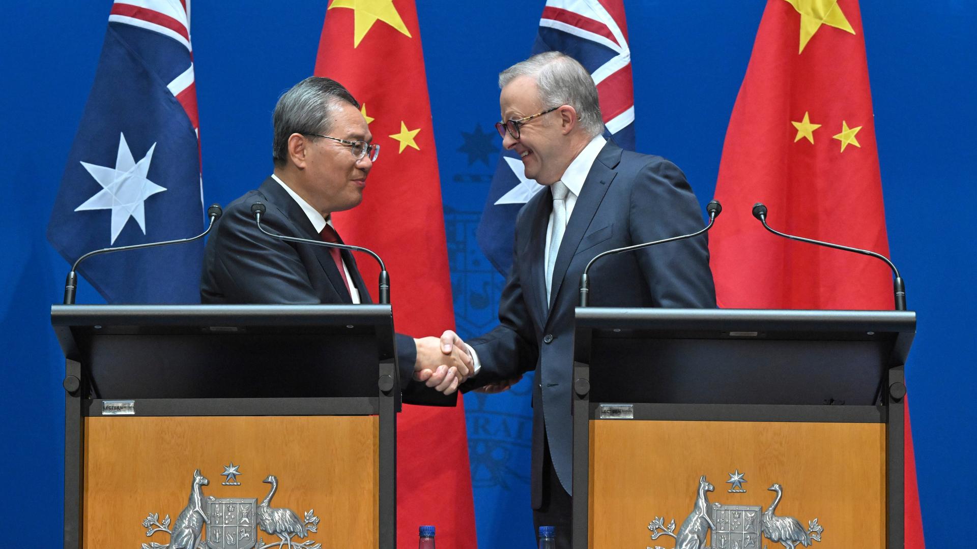 Australien, Canberra: Der chinesische Premierminister Li Qiang und der australische Premierminister Anthony Albanese (r) schütteln sich nach ihrer Eröffnungsrede im Parlamentsgebäude in Canberra die Hände. 