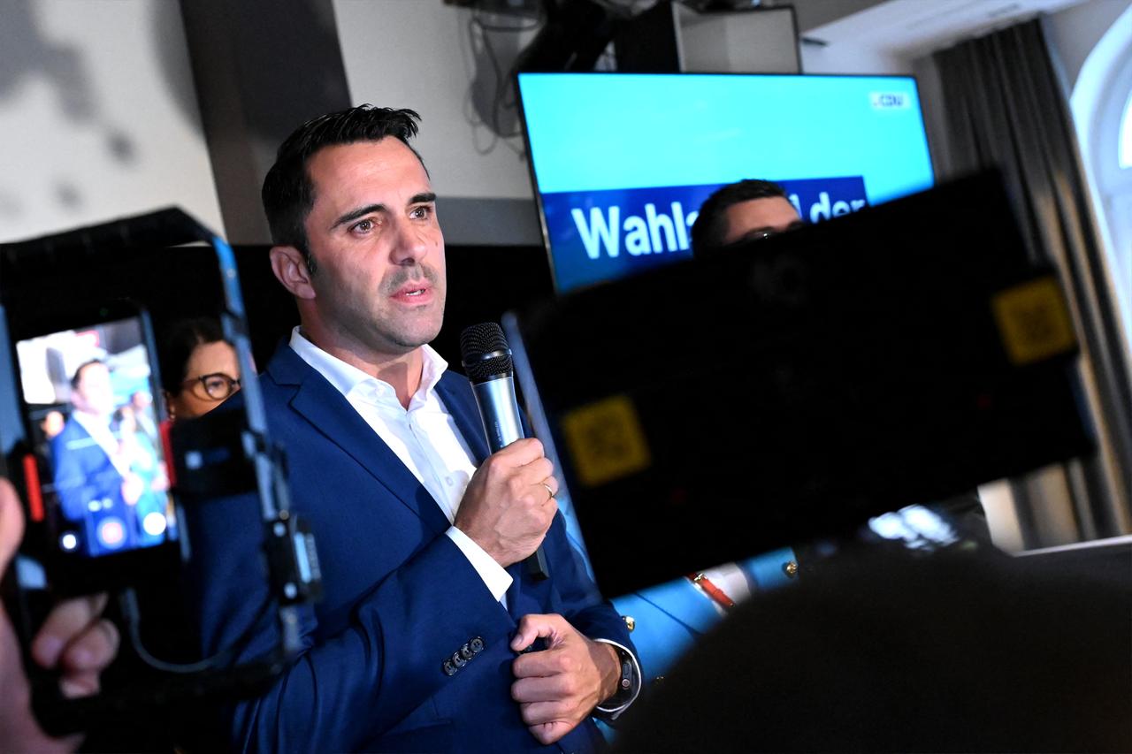 Daniel Peters steht bei der Wahlparty der CDU und spricht zu den Parteimitgliedernn.