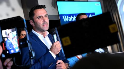 Daniel Peters steht bei der Wahlparty der CDU und spricht zu den Parteimitgliedernn.