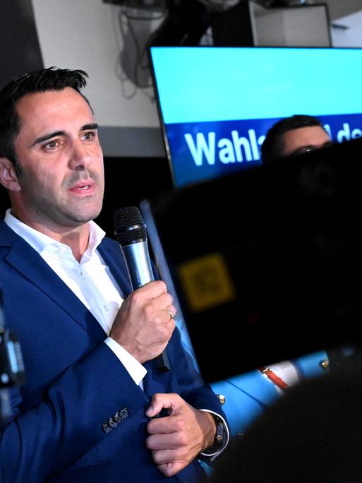 Daniel Peters steht bei der Wahlparty der CDU und spricht zu den Parteimitgliedernn.