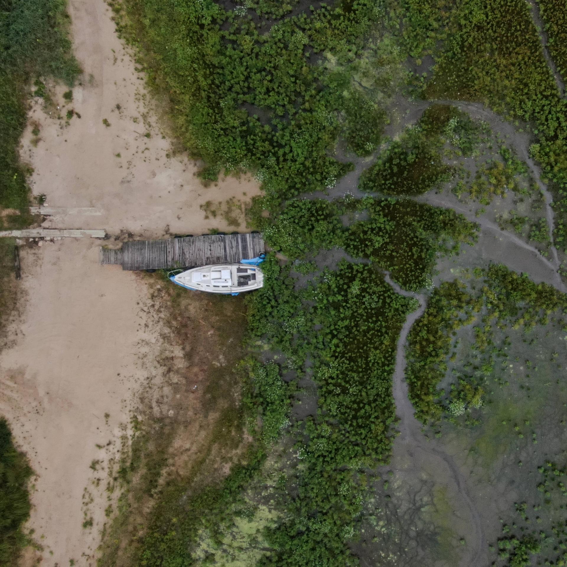 Luftaufnahme des Chancza-Stausees mit niedrigem Wasserstand in Polen.