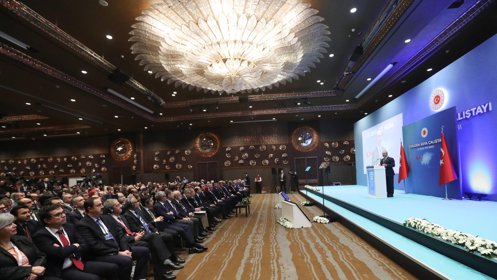 Türkein, Ankara: Das Außenministerium von innen, Minister Mevlut Cavusoglu hält eine Rede.