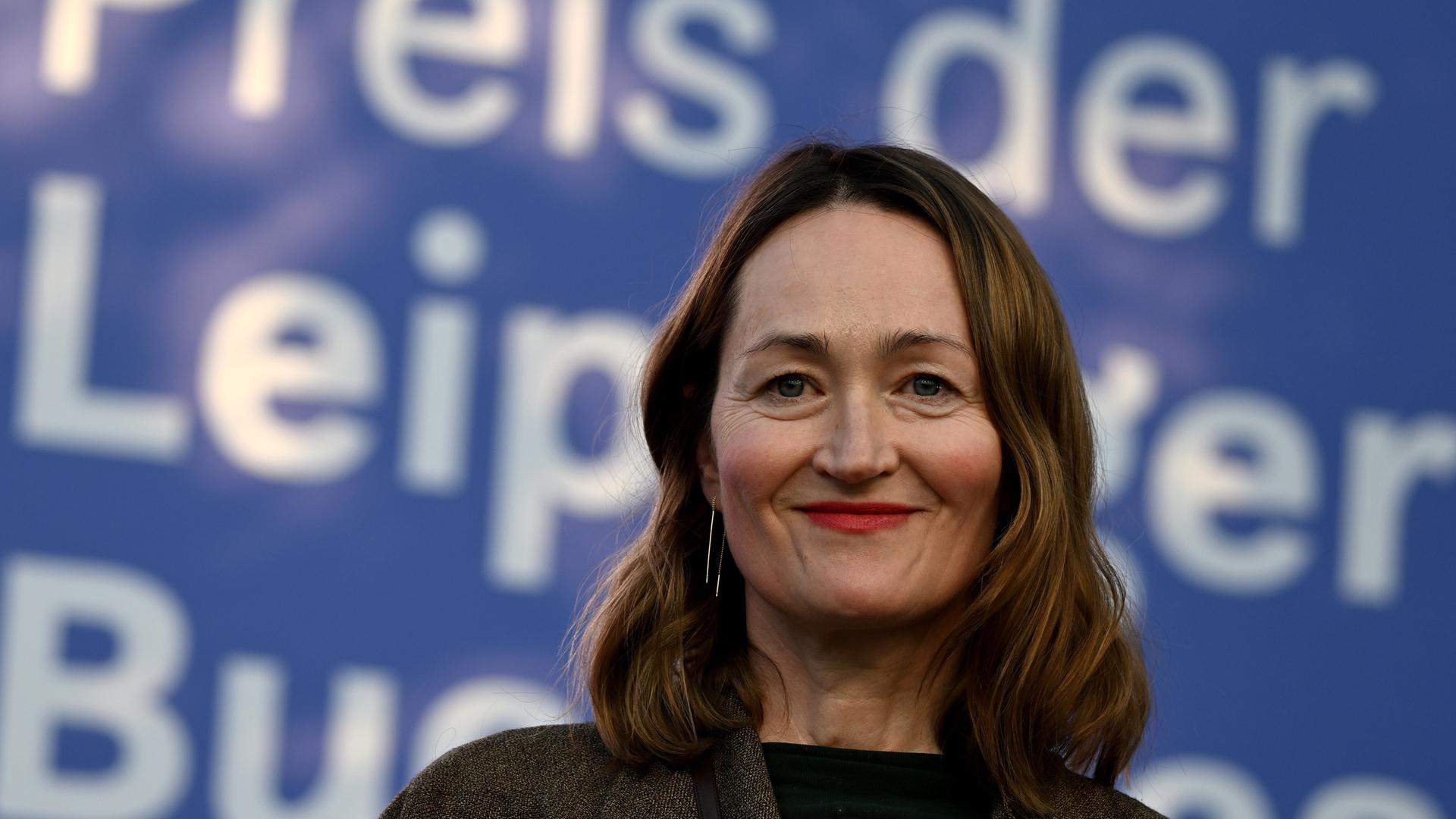 Katerina Poladjan, Autorin des Buches «Goldstrand», steht nach Erhalt des Preises der Leipziger Buchmesse in der Belletristik-Sparte auf der Bühne