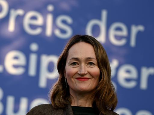 Katerina Poladjan, Autorin des Buches «Goldstrand», steht nach Erhalt des Preises der Leipziger Buchmesse in der Belletristik-Sparte auf der Bühne