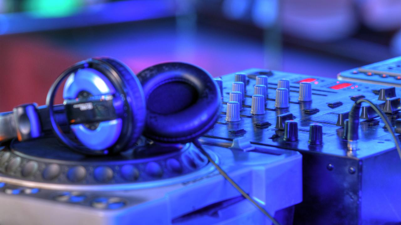 DJ-Equipment: Kopfhörer und Regler