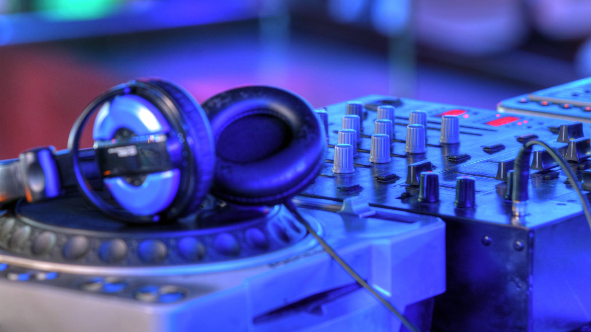 DJ-Equipment: Kopfhörer und Regler