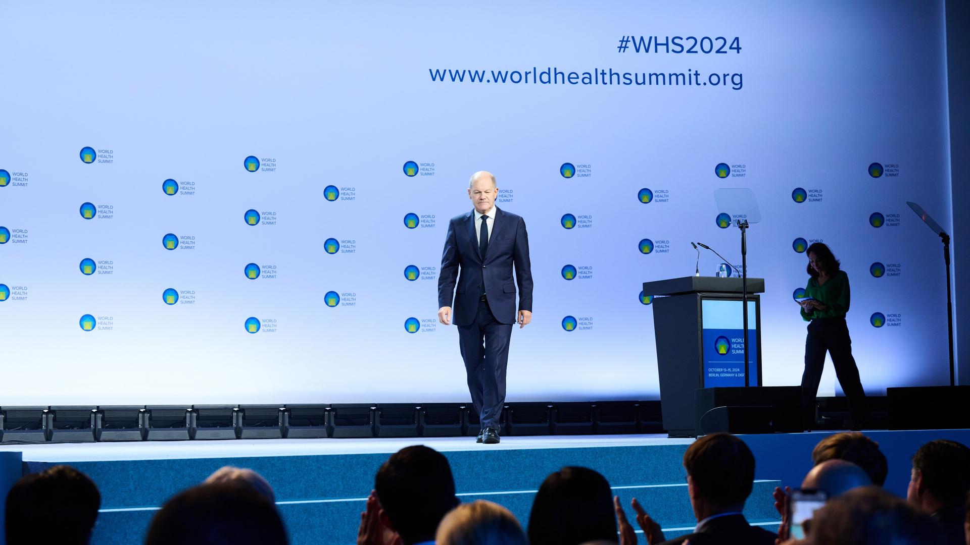 Bundeskanzler Olaf Scholz geht von der Bühne, nachdem er auf der Fachkonferenz World Health Summitâ in Berlin gesprochen hat.