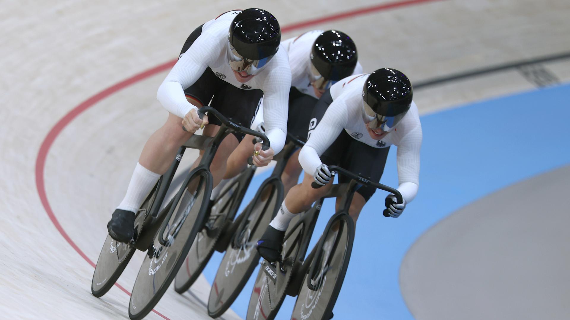 Deutsches Bahnrad-Trio in Aktion bei Olympia: Pauline Grabosch (l-r), Emma Hinze und Lea Sophie Friedrich.