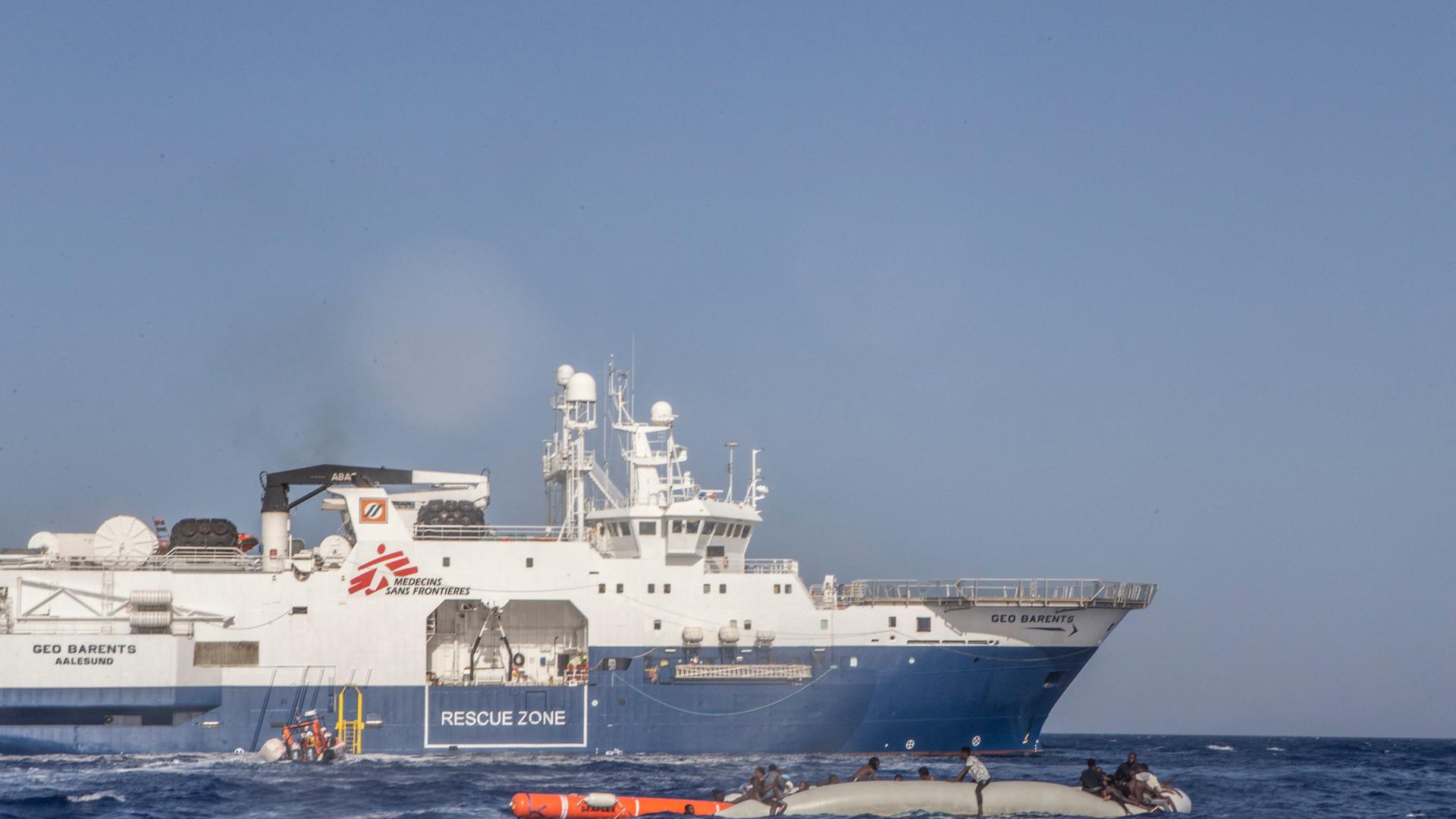 Das Rettungsschiff "Geo Barents" (hier bei einem Einsatz Ende Juni '22) nimmt im Mittelmeer Flüchtlinge auf, die in Seenot geraten sind.