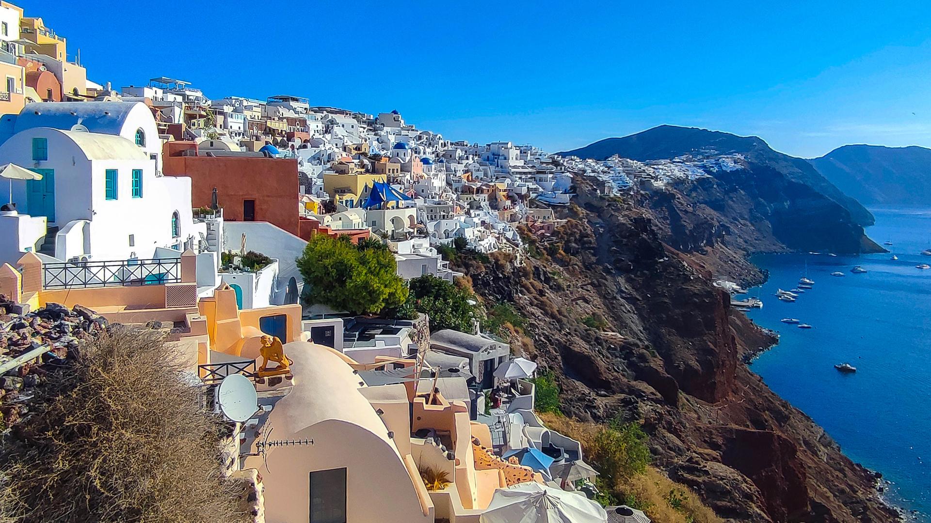 Sicht von der griechischen Insel Santorini mit den typischen geweißten Häusern, die auf den Klippen eines Vulkankraters aufgebaut wurde. Vom Hafen aus klettert man 657 Stufen bis zu den Häusern.