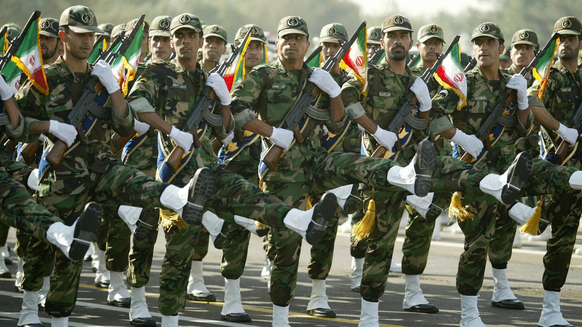 Soldaten der Iranischen Revolutionsgarde während einer Militärparade (Archivfoto)